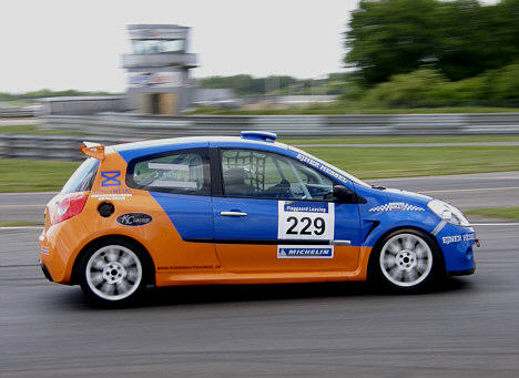 Sally Racing er denne weekend tilbage i Danish Endurance Championship med kørerne Kennie Frydkjær Jensen, Peter Obel og Martin Sally Pedersen bag rattet i Clio raceren som i år skal køre med #220.